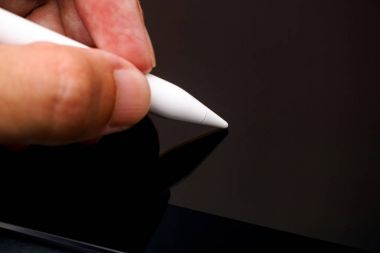 Kişi parmakları ile dijital sekmesinde dokunmadan beyaz dijital kalem