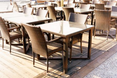 Boş sandalye ve masa sokak Cafe