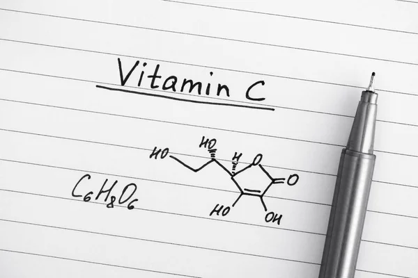 Chemický vzorec vitaminu c s perem. — Stock fotografie