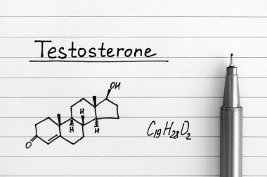 Testosteron kimyasal formülü ile çizgili kağıt üzerinde siyah kalem.