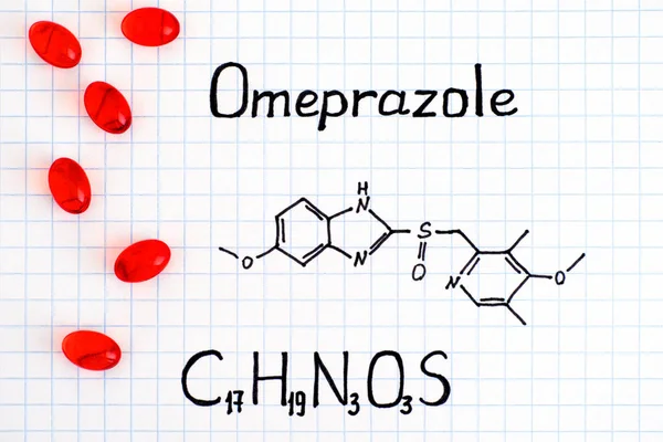 Fórmula química de Omeprazol com comprimidos vermelhos . — Fotografia de Stock