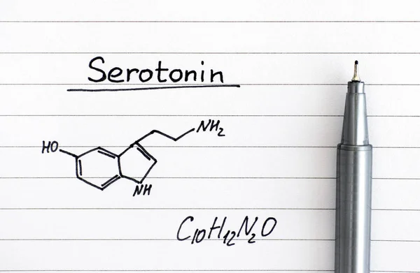 Formula chimica della serotonina su carta foderata con penna . — Foto Stock