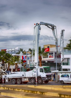Vinç arabayı Pa Kfc restoranı yakın inşaat bölgesi üzerinde çalışıyor