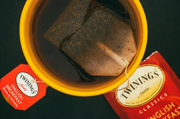 Xícara de Twinings Inglês Café da manhã chá com teabag. Preto backgro — Fotografia de Stock