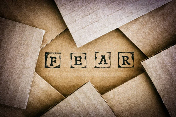 Word Fear fazer por selos alfabeto preto em papelão — Fotografia de Stock