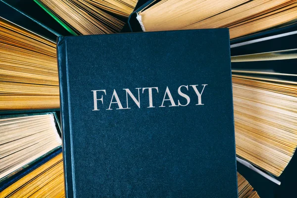 Vecchi libri hardback con libro Fantasy in cima . — Foto Stock