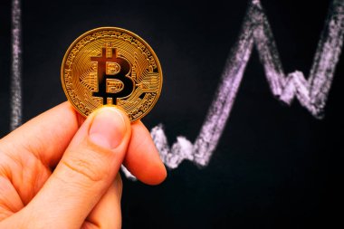 Blackboard grafik çizim tebeşir ile karşı kadın elinde altın Bitcoin