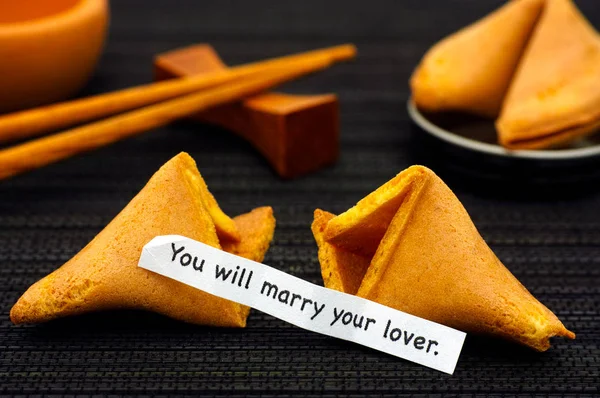 Tira de papel com frase Você vai se casar com seu amante com fortuna c — Fotografia de Stock