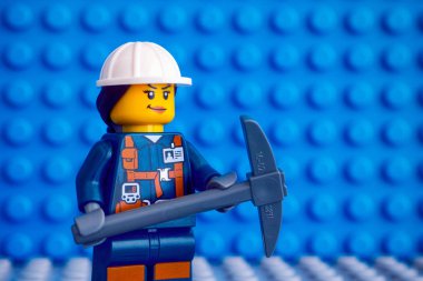 Tambov, Rusya Federasyonu - 09 Mart 2018 Lego madenci mavi baseplate arka plan karşı kazma ile.