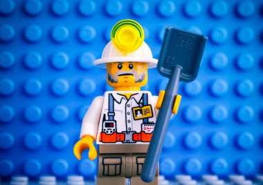 Lego madenci mavi baseplate arka plan karşı kürek ile