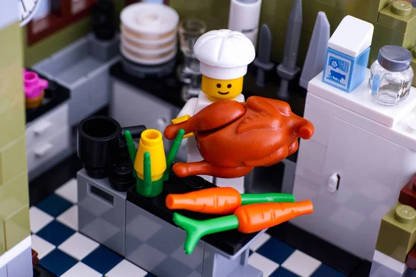 Lego-Koch kocht Truthahn mit Gemüse in der Küche. — Stockfoto