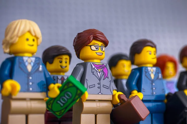 LEGO Minifigurky stojící podnikatelka a podnikatel v řádcích. — Stock fotografie