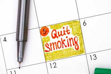 Uyarı mektubu sigarayı kalem ile takvim.