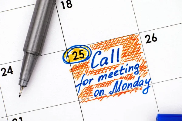 Påminnelse ringa för möte på måndag i kalendern med penna. — Stockfoto