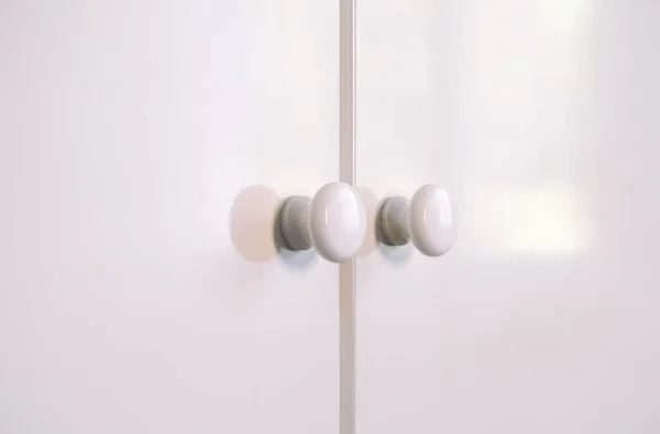 Zárt fehér szekrény ajtók fogantyúval — Stock Fotó