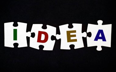 Dört adet bulmaca harflerle siyah arka plan üzerinde fikir