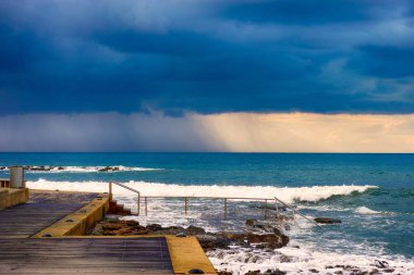Fırtınalı denizde üzerinde yağmur fırtına bulutu.