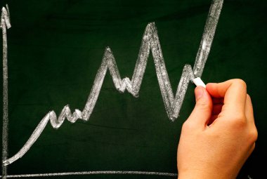 Kadın el ile tebeşir çizim grafik koyu yeşil kara tahta üzerinde.