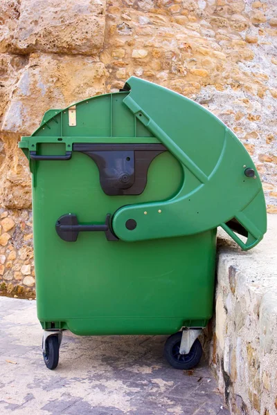 Zelená otevřené odpadky popelnici. — Stock fotografie
