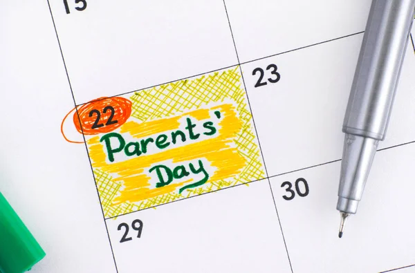 Rappel Journée des parents dans le calendrier avec stylo vert . — Photo