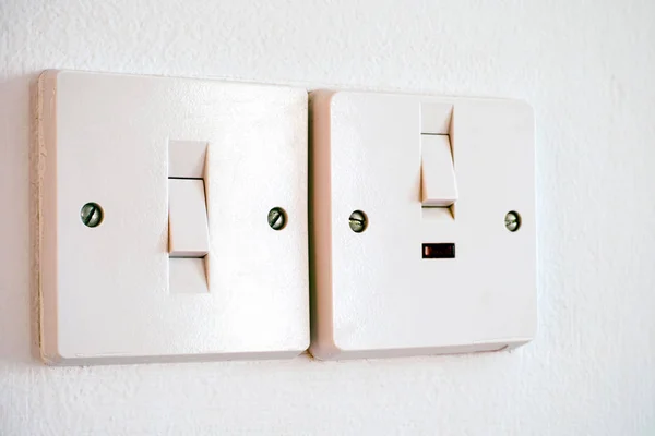 Dos interruptores de luz en la pared blanca . — Foto de Stock