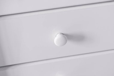 Saplı beyaz çekmece.