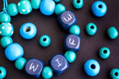 Harfler siyah backg karısı ile mavi ahşap boncuk bilezik