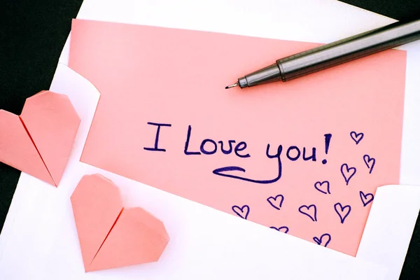 문자 텍스트와 내가 당신을 사랑! 두 개의 분홍색 종이 접기 h 봉투에 — 스톡 사진