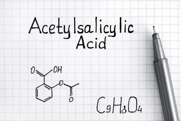 Kemisk formel av acetylsalicylsyra med penna. — Stockfoto