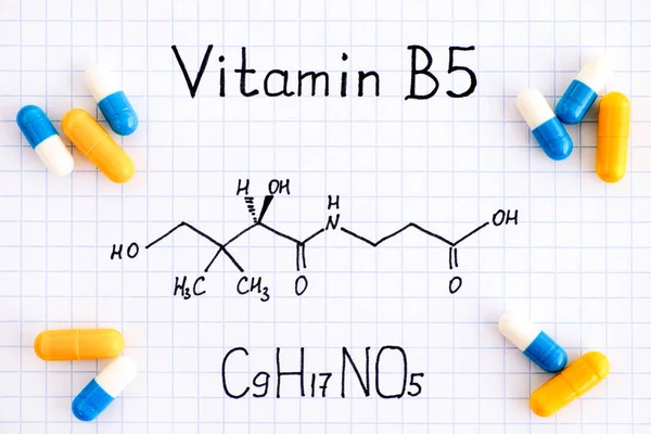 A B5-Vitamin és a tablettákat kémiai képlete. — Stock Fotó