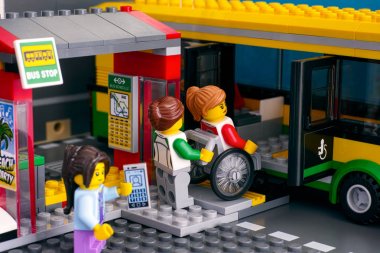 Lego Otogar otobüs ve yolcu ile tekerlek içinde biri de