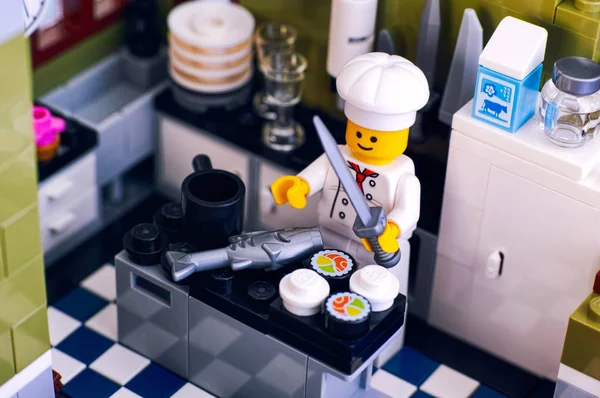 Lego-Koch kocht Sushi und Fisch in der Küche. — Stockfoto