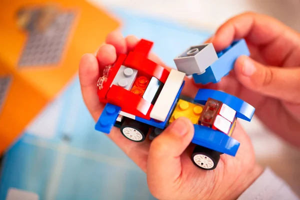 Дитина будівлі Лего автомобіля. — стокове фото