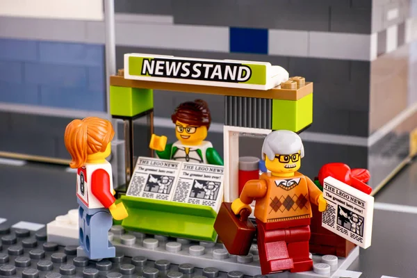 LEGO novinový stánek s novinami a zákazníky. — Stock fotografie