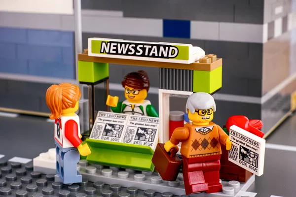 Lego gazete gazeteler ve müşteriler ile.