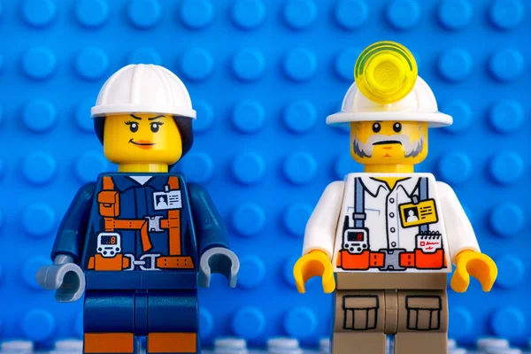 Dos mineros de Lego contra fondo de placa base azul — Foto de Stock