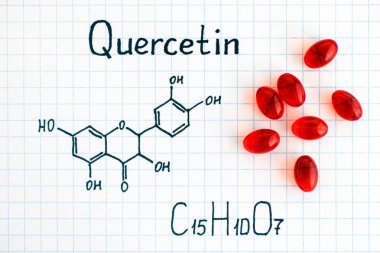 Kırmızı hapları Quercetin, kimyasal formülü.