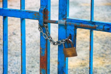 Cıvata ve asma kilit ile metal çit kapıları. 