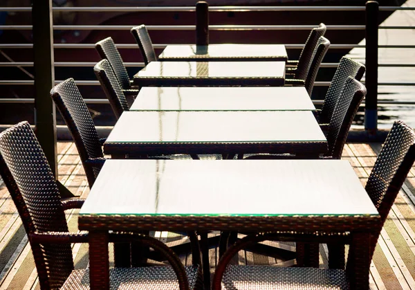 Sillas y mesas vacías en fila en la cafetería de la calle . —  Fotos de Stock