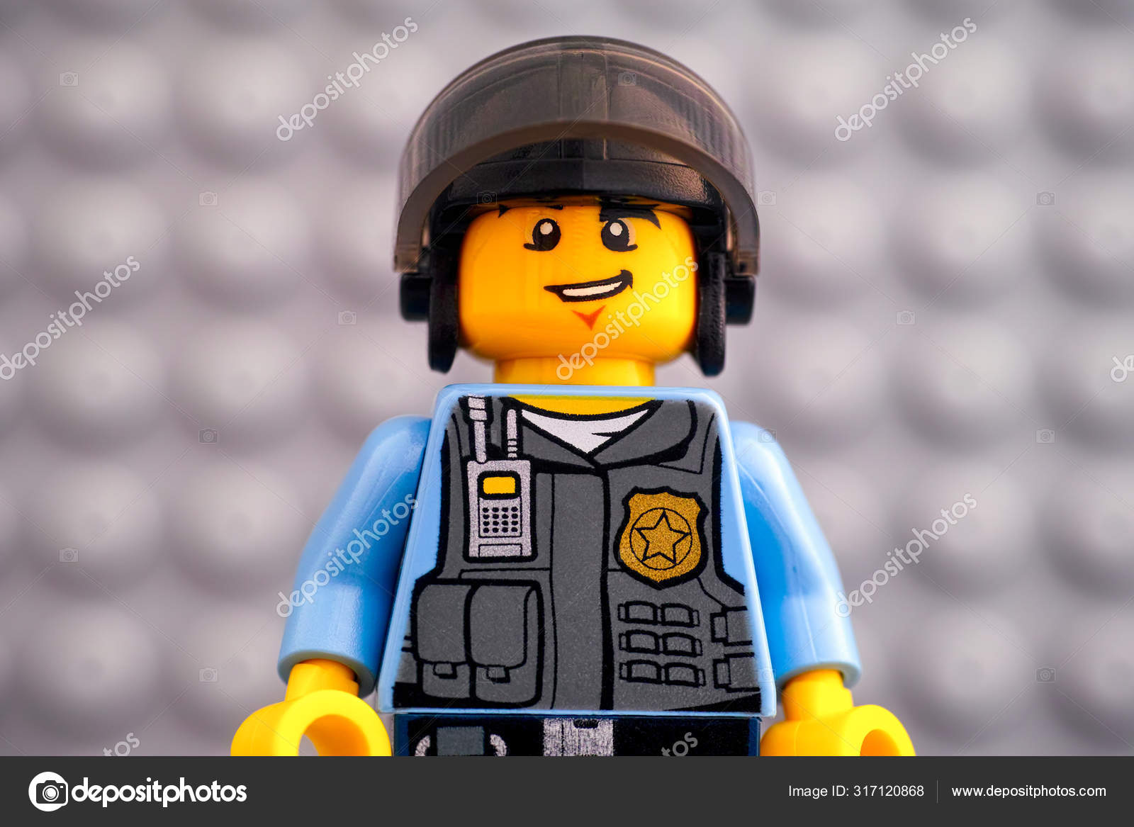 Portrait De Minifigure De Policier De Lego Avec L'arme à Feu Sur Le Fond  Gris De Plaque De Base Photographie éditorial - Image du pistolet, canon:  185928022