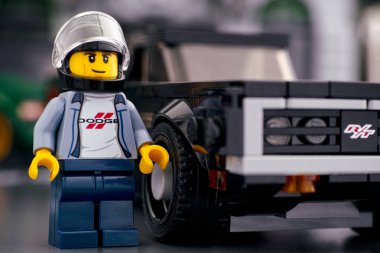 Lego 1970 Dodge Charger R / T sürücü minifigürü Lego Speed Cham