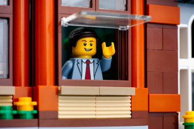Pencereden dışarı bakan takım elbiseli lego adam..