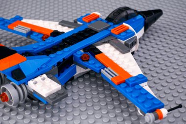 Gri kalede Lego Yaratıcı Gök Gürültüsü Kanatları uçağı.