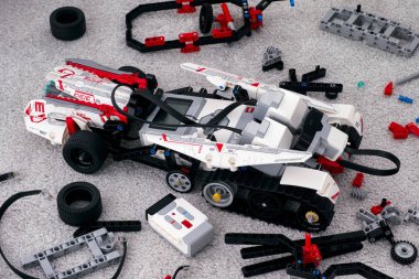 Lego Akıl Fırtınaları Ev3 robotu yerde tuğla ve blo ile