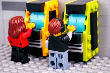 Lego çocuk ve kız kumar makineleriyle oynuyorlar..