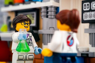 Laboratuvarda iki Lego bilim adamı minyatür figürler. 