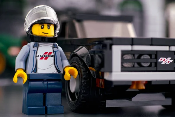 Minifigura del conductor de Lego 1970 Dodge Charger R / T de LEGO Speed Cham — Foto de Stock