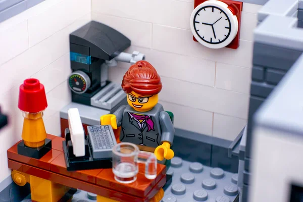 Lego kancelářský pracovník na svém pracovišti. — Stock fotografie