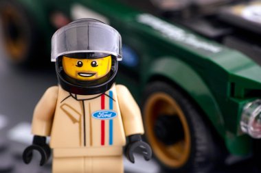 Lego 1968 Ford Mustang Fastback sürücü minifigure Lego Speed tarafından 