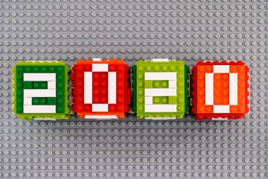 Gri taban arka planında 2020 numaralı lego küpleri.